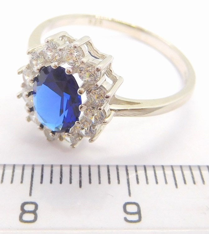 Luxusní mohutný stříbrný prsten se zirkony a velkým modrým safírem 925/1000 vel. 63 030896300020