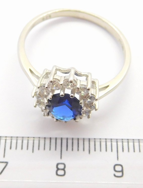 Luxusní mohutný stříbrný prsten se zirkony a velkým modrým safírem 925/1000 vel. 63 030896300020