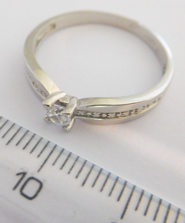 Klenoty Budín Zlatý zásnubní prsten z bílého zlata se zirkony 585/2,23gr vel. 50 H1054