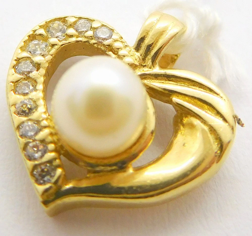 Klenoty Budín Dámský zlatý přívěsek se zirkony a perlou zamilované srdíčko 585/1,18gr HK3269