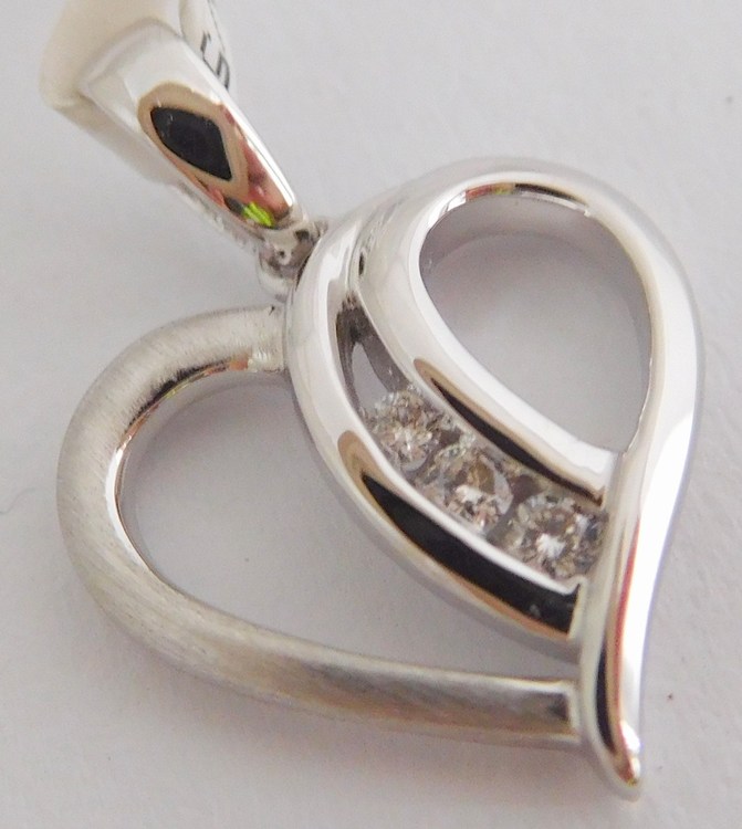 Klenoty Budín Diamantový zlatý přívěsek z bílého zlata - srdíčko s brilianty 585/1,12g 3870083