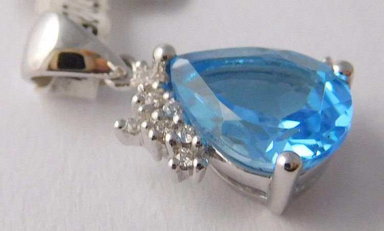 Klenoty Budín Zlatý diamantový přívěsek s brilianty a velkým modrým topazem 585/0,85gr 3870153