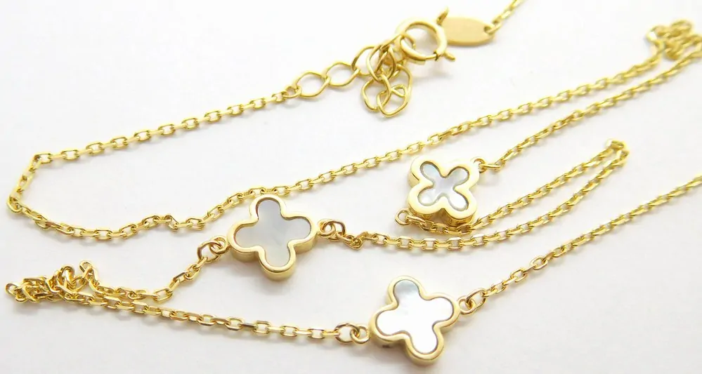 Klenoty Budín Dámský zlatý náhrdelník s bílou perletí čtyřlístky 585/2,17gr 42+3cm 02784