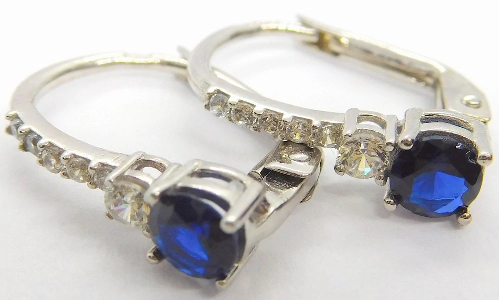 Klenoty Budín Dámské zlaté náušnice v bílém zlatě s modrými safíry 585/1,80gr HK2276