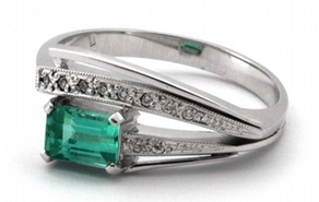 Klenoty Budín Zlatý prsten se zeleným přírodním smaragdem a diamanty 585/3,68 gr J-20219-11 POŠTOVNÉ ZDARMA!