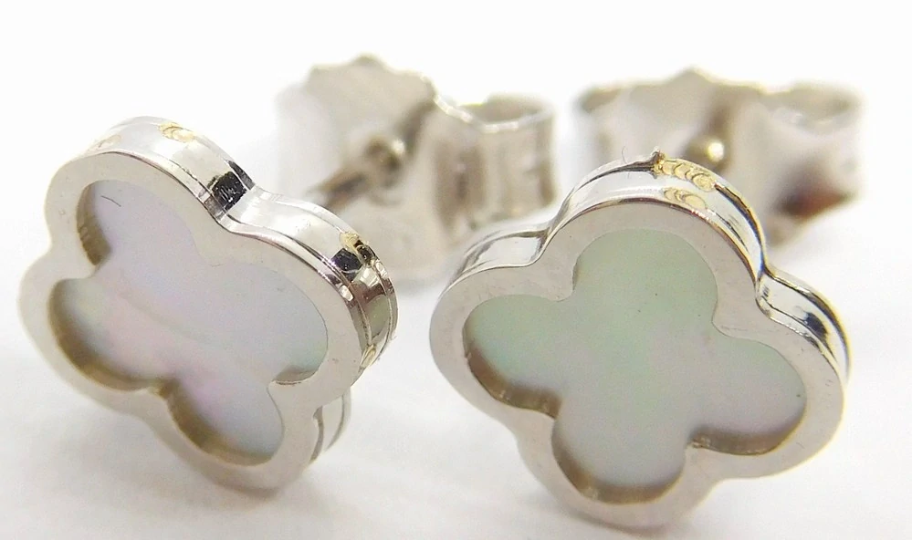 Klenoty Budín Dámské zlaté náušnice z bílého zlata s bílou perletí čtyřlístek 585/1,40gr HK2317