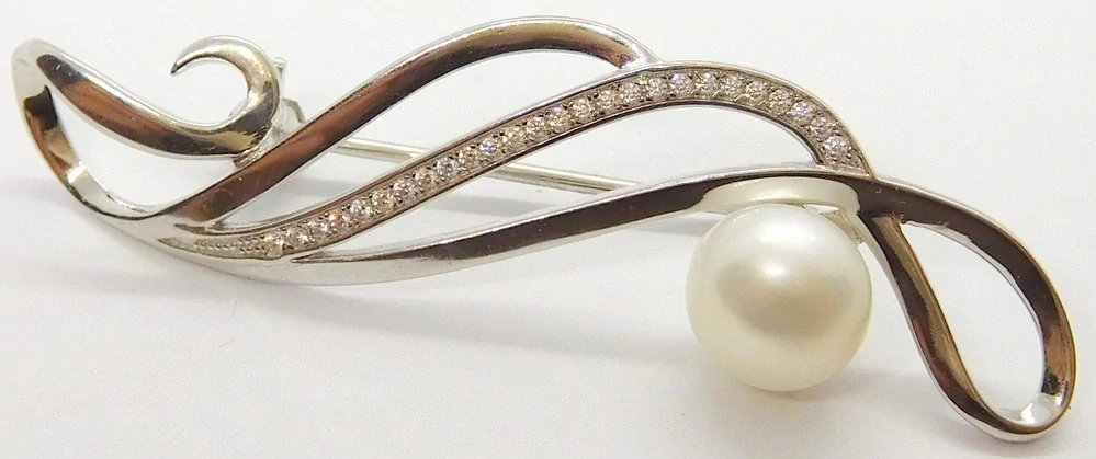 Klenoty Budín Dámská stříbrná brož se zirkony a kultivovanou perlou ryz. 925/1000 030452000007