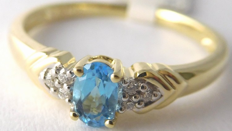 Klenoty Budín Zásnubní prsten ze žlutého zlata s modrým topazem vel. libovolná 585/1,95gr 3810451