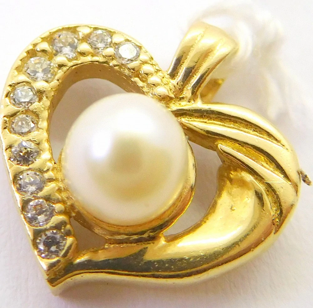 Klenoty Budín Dámský zlatý přívěsek se zirkony a perlou zamilované srdíčko 585/1,18gr HK3269