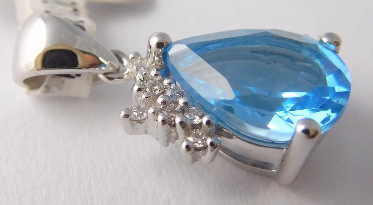 Klenoty Budín Zlatý diamantový přívěsek s brilianty a velkým modrým topazem 585/0,85gr 3870153