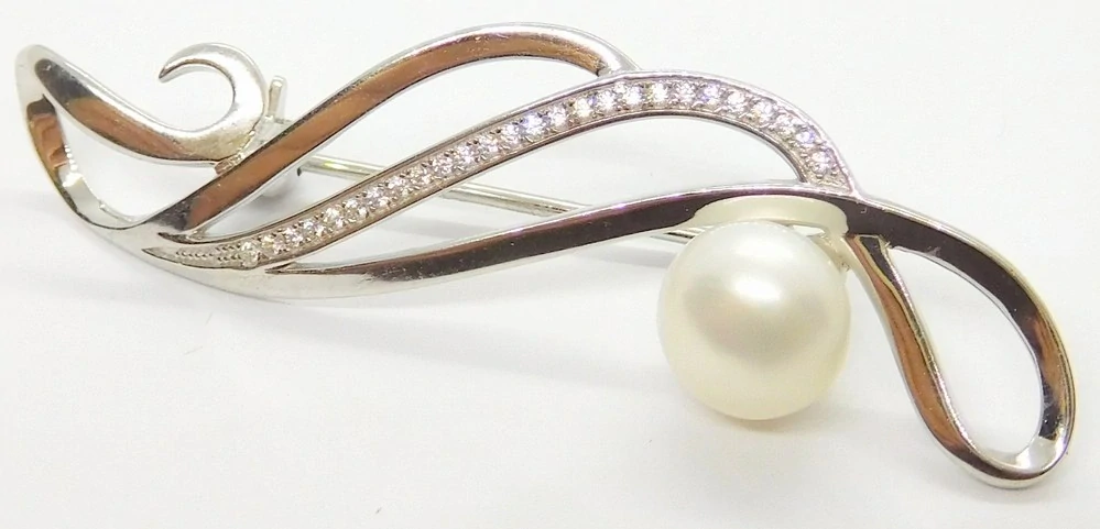 Klenoty Budín Dámská stříbrná brož se zirkony a kultivovanou perlou ryz. 925/1000 030452000007