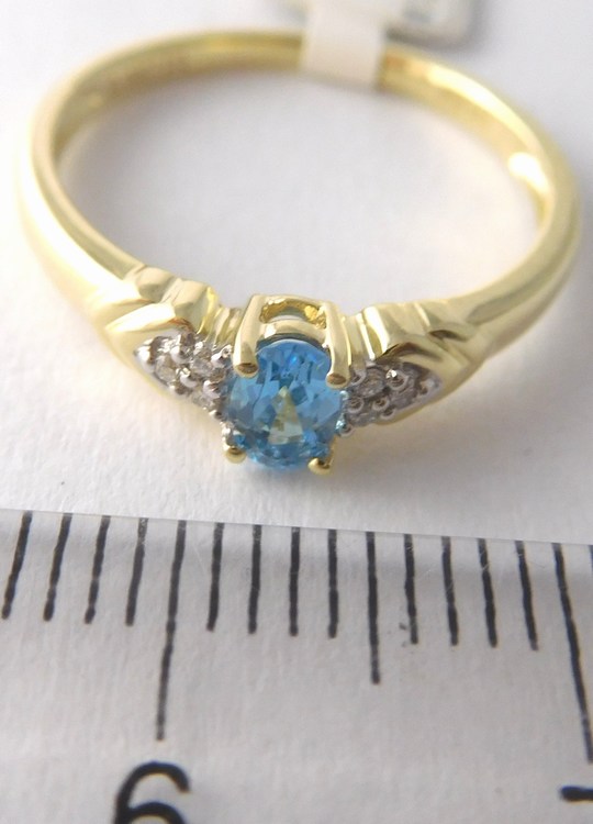 Klenoty Budín Zásnubní prsten ze žlutého zlata s modrým topazem vel. libovolná 585/1,95gr 3810451