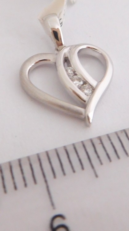 Klenoty Budín Diamantový zlatý přívěsek z bílého zlata - srdíčko s brilianty 585/1,12g 3870083
