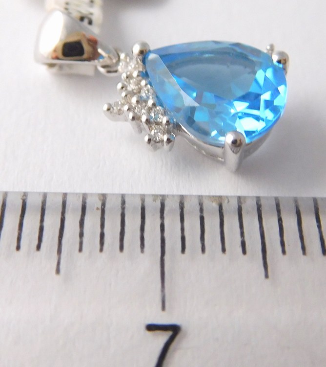 Klenoty Budín Zlatý diamantový přívěsek s brilianty a velkým modrým topazem 585/0,85gr 3870153