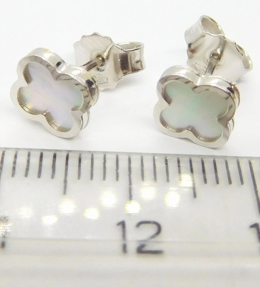 Klenoty Budín Dámské zlaté náušnice z bílého zlata s bílou perletí čtyřlístek 585/1,40gr HK2317