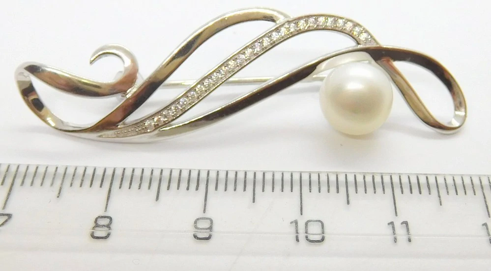 Klenoty Budín Dámská stříbrná brož se zirkony a kultivovanou perlou ryz. 925/1000 030452000007