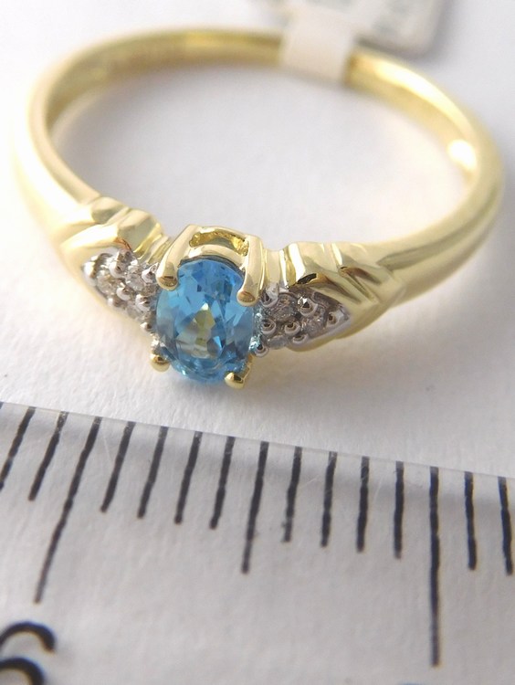 Klenoty Budín Zásnubní prsten ze žlutého zlata s modrým topazem vel. libovolná 585/1,95gr 3810451