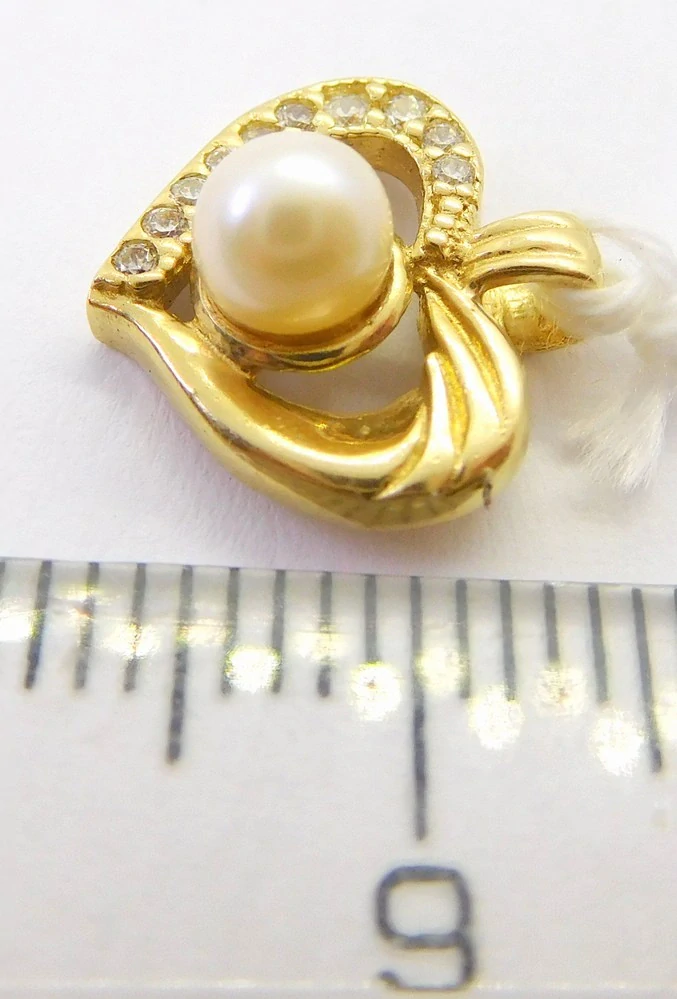 Klenoty Budín Dámský zlatý přívěsek se zirkony a perlou zamilované srdíčko 585/1,18gr HK3269