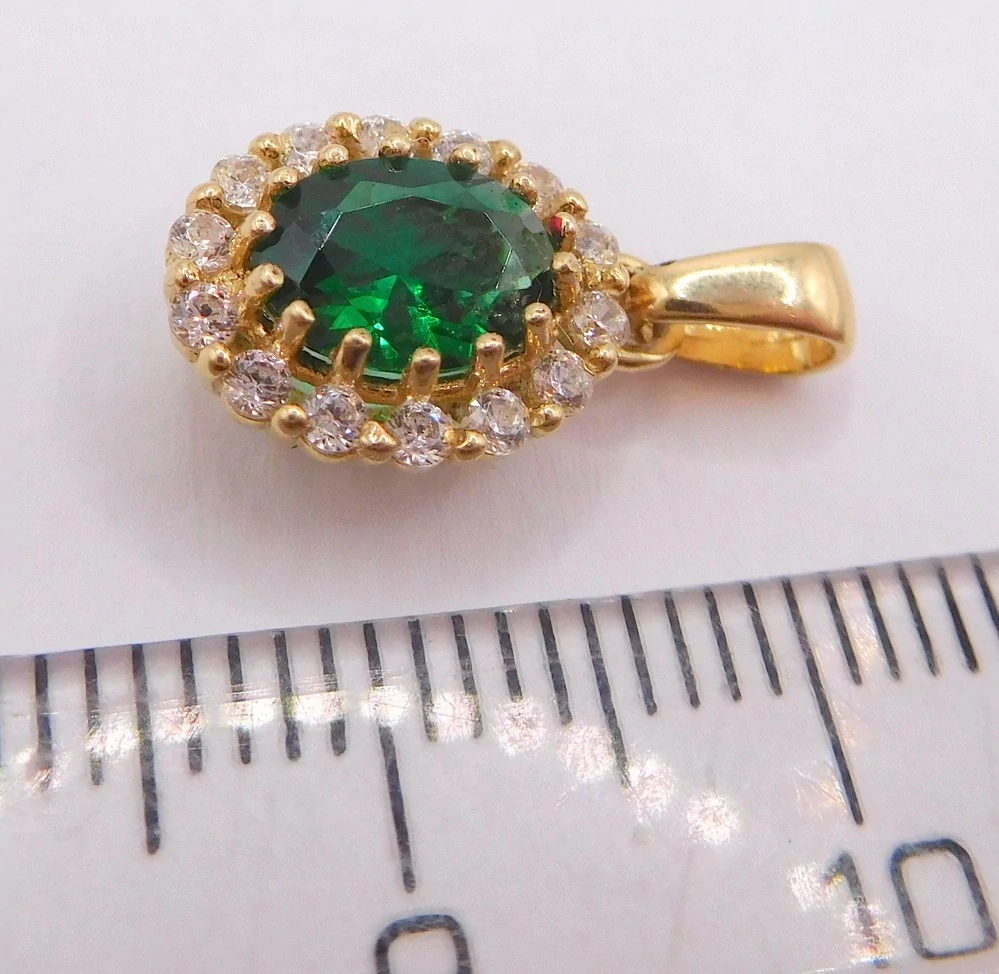 Klenoty Budín Dámský zlatý přívěsek se zirkony a zeleným smaragdem 585/1,18gr H3281