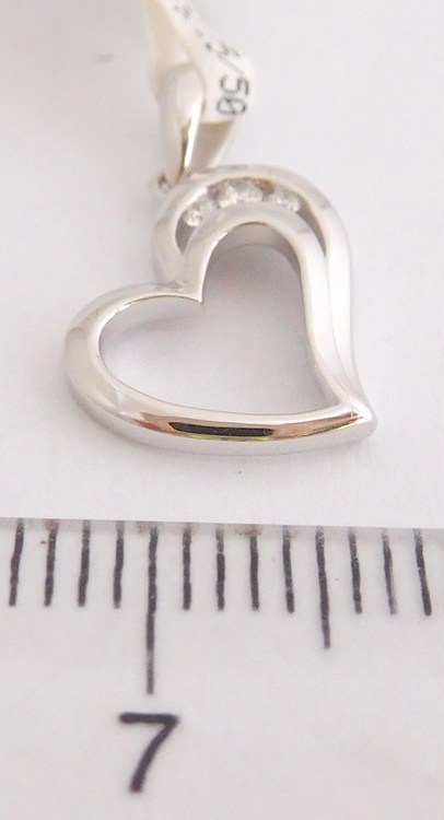 Klenoty Budín Diamantový zlatý přívěsek z bílého zlata - srdíčko s brilianty 585/1,05g 3870085
