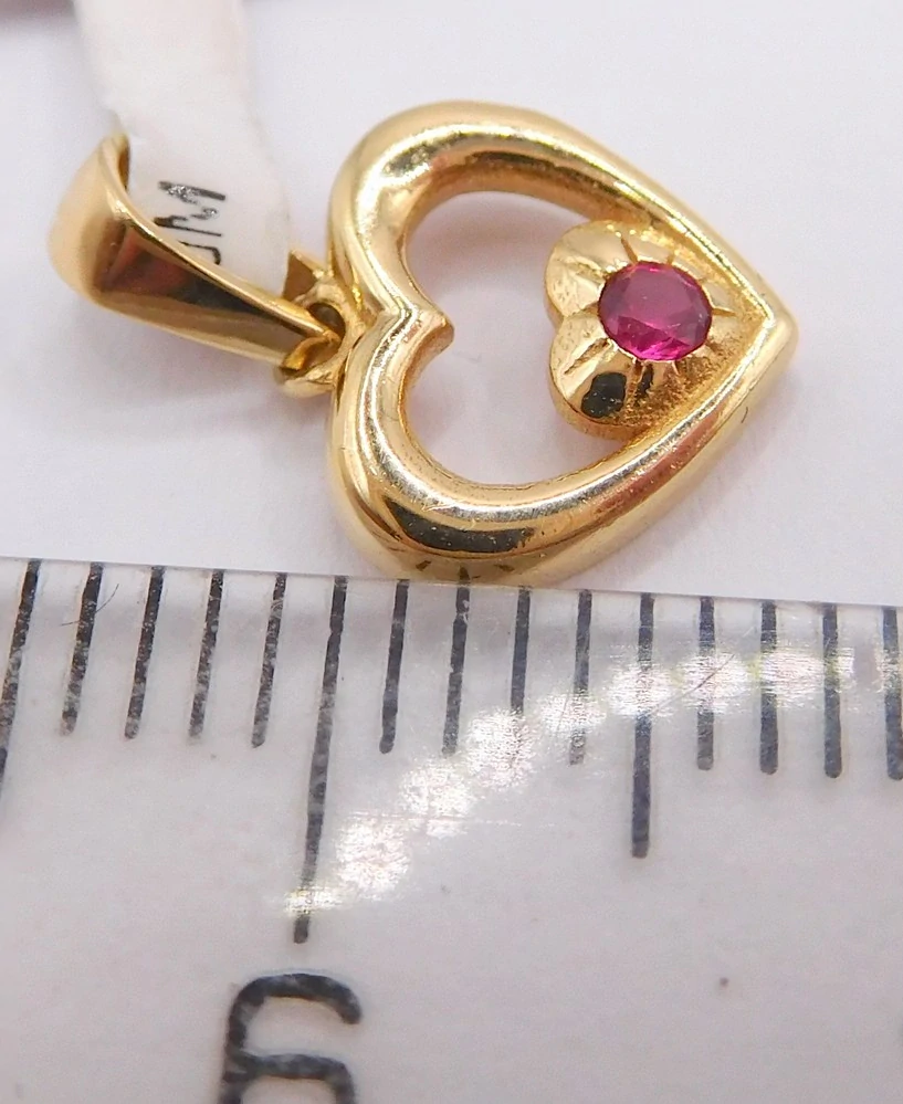 Klenoty Budín Dámský zlatý přívěsek s rubínem zamilované srdíčko  585/0,65gr 1622211