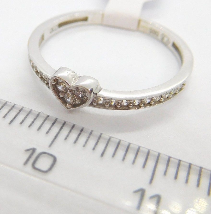 Klenoty Budín Srdíčkový dámský zásnubní prsten z bílého zlata se zirkony 585/1,27gr vel. 53 HK1254