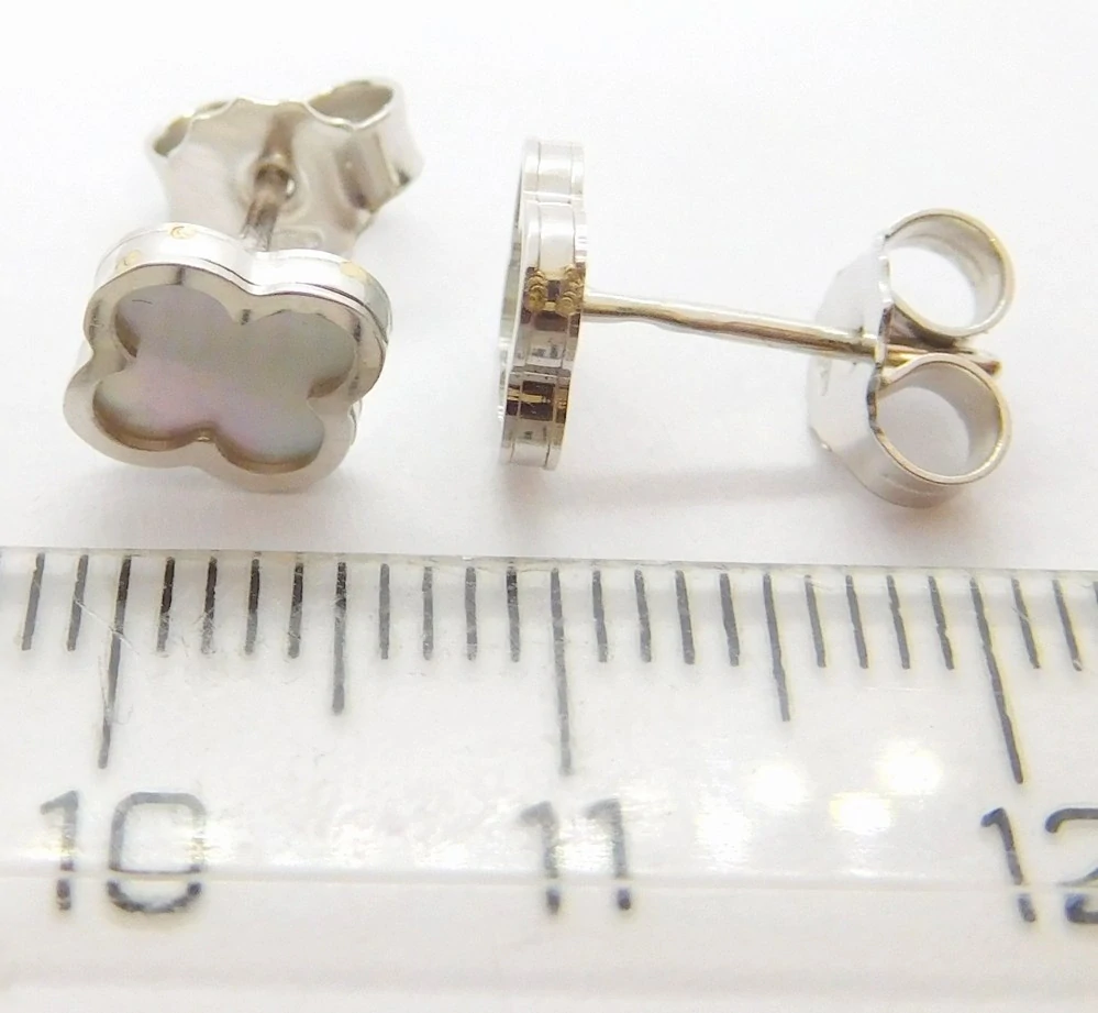 Klenoty Budín Dámské zlaté náušnice z bílého zlata s bílou perletí čtyřlístek 585/1,40gr HK2317