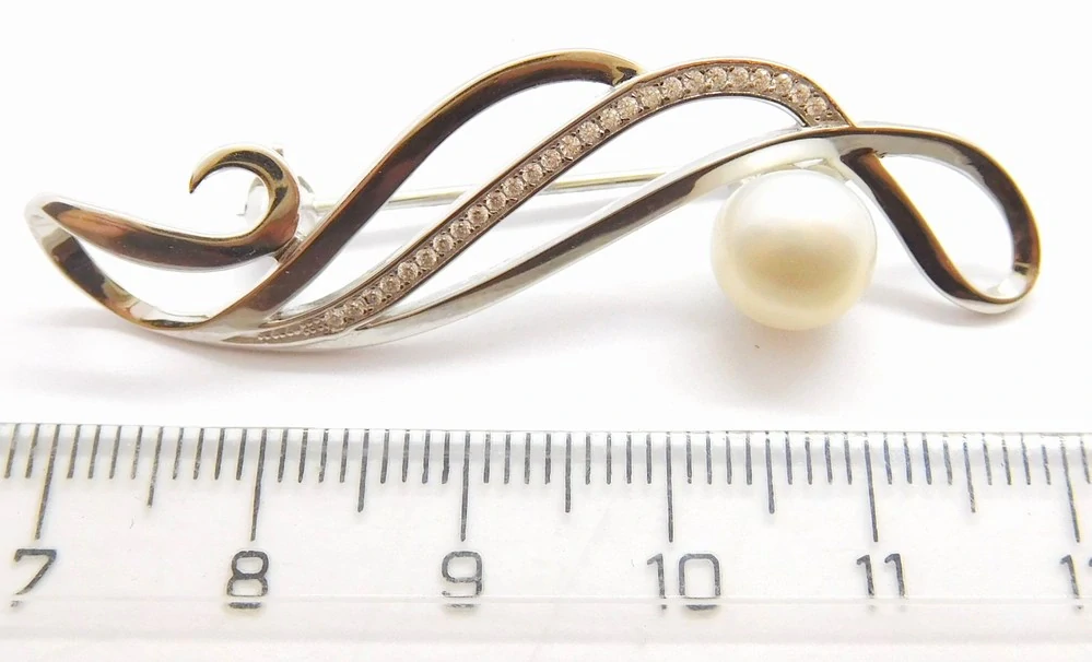 Klenoty Budín Dámská stříbrná brož se zirkony a kultivovanou perlou ryz. 925/1000 030452000007