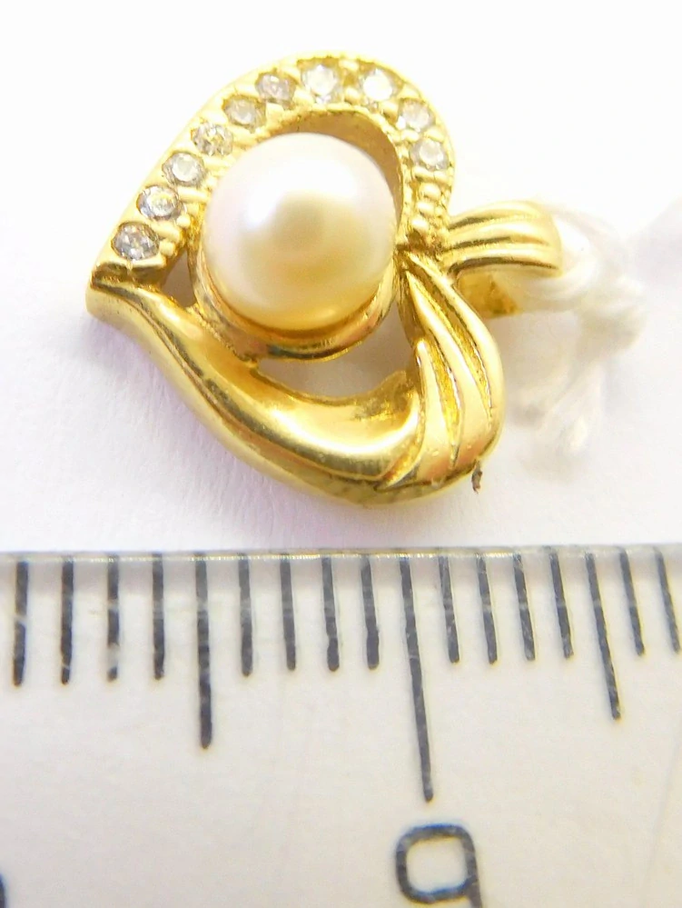 Klenoty Budín Dámský zlatý přívěsek se zirkony a perlou zamilované srdíčko 585/1,18gr HK3269