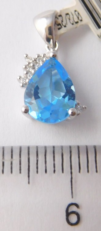 Klenoty Budín Zlatý diamantový přívěsek s brilianty a velkým modrým topazem 585/0,85gr 3870153