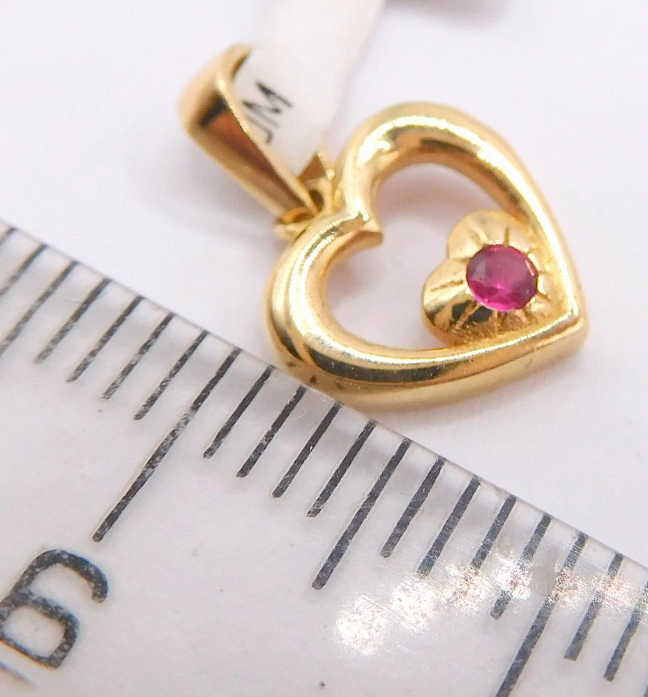 Klenoty Budín Dámský zlatý přívěsek s rubínem zamilované srdíčko  585/0,65gr 1622211