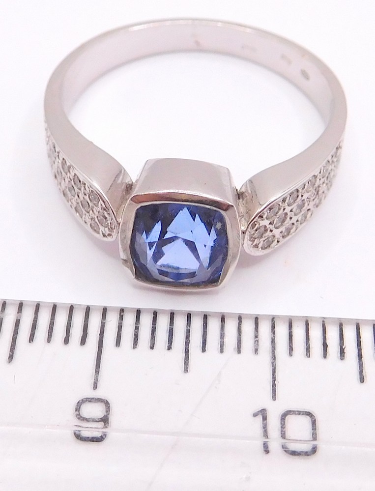 Klenoty Budín Luxusní prsten z bílého zlata osazený vzácným modrým safírem 2,033CT - vel. 56 ryz. 585/4,24gr J-19933 SKLADEM