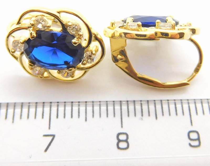 Klenoty Budín Dámské klasické zlaté náušnice s modrými safíry a zirkony 585/2,89gr HK2070