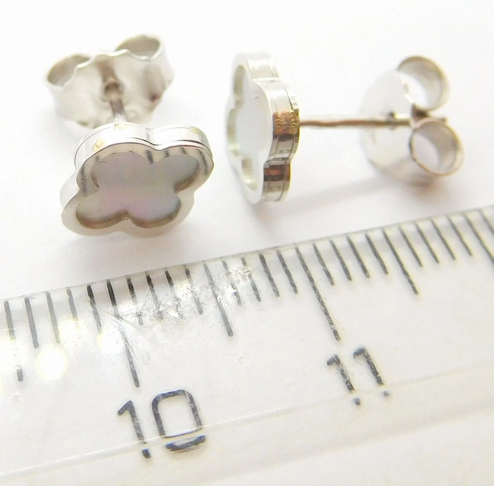 Klenoty Budín Dámské zlaté náušnice z bílého zlata s bílou perletí čtyřlístek 585/1,40gr HK2317