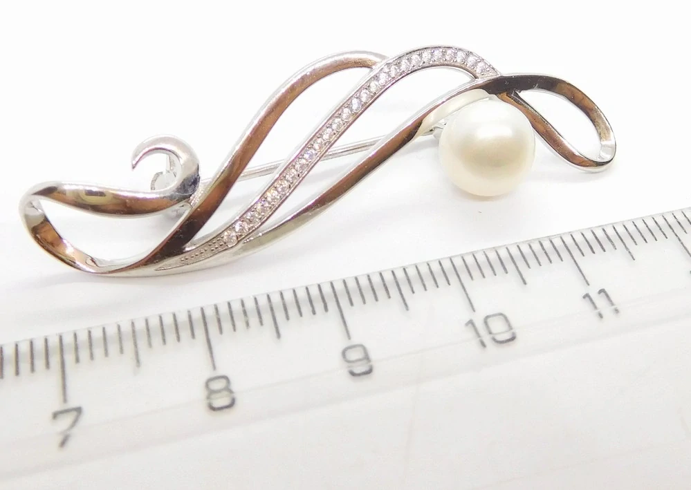 Klenoty Budín Dámská stříbrná brož se zirkony a kultivovanou perlou ryz. 925/1000 030452000007