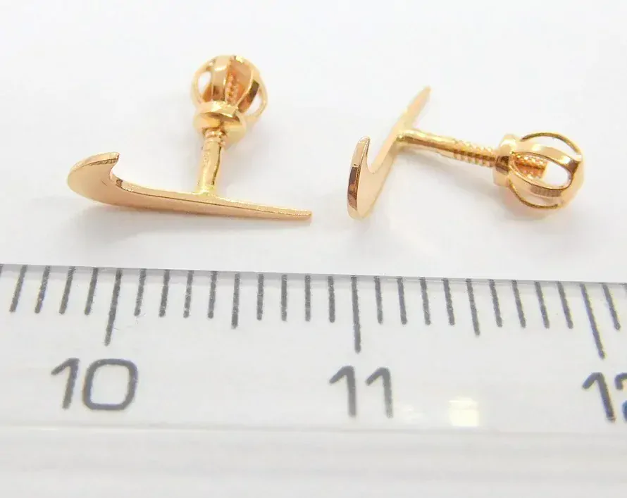 Klenoty Budín Zlaté pecičky z růžového zlata - náušnice ve tvaru NIKE na šroubek 585/0,48gr 731041013