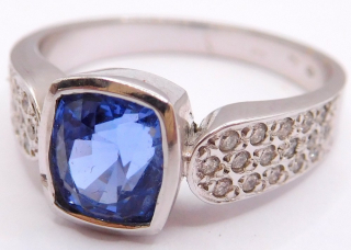 Klenoty Budín Luxusní prsten z bílého zlata osazený vzácným modrým safírem 2,033CT - vel. 56 ryz. 585/4,24gr J-19933 SKLADEM